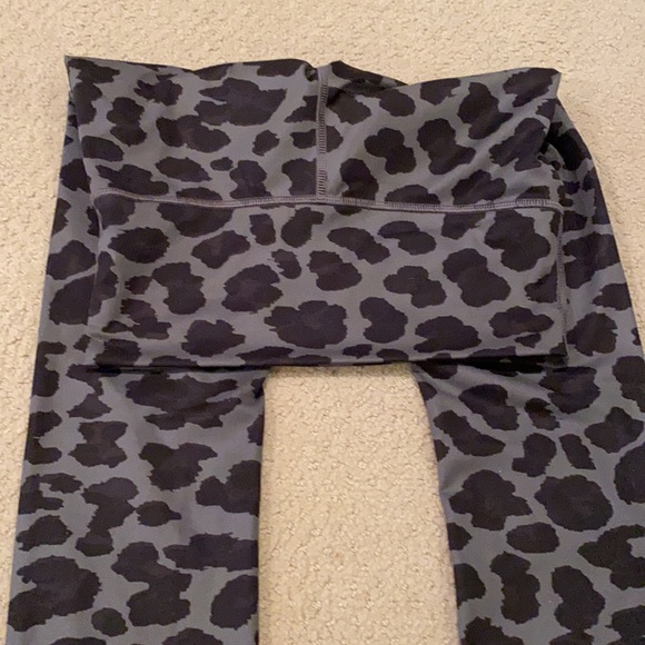 LULULEMON ATHLETICA LEOPARD PRINT LEGGINGS SIZE 4 - Picture 5 of 6
